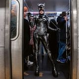 Eine als Catwoman verkleidete Frau steht an Halloween im Eingang einer U-Bahn in Newyork