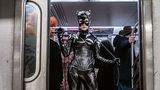 Eine als Catwoman verkleidete Frau steht an Halloween im Eingang einer U-Bahn in Newyork