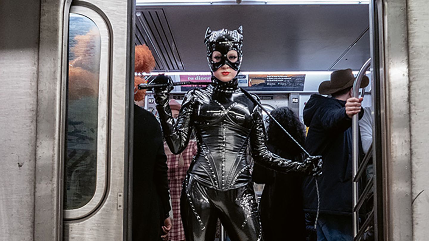 Eine als Catwoman verkleidete Frau steht an Halloween im Eingang einer U-Bahn in Newyork Eine als Catwoman verkleidete Frau steht an Halloween im Eingang einer U-Bahn in Newyork