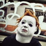 Ein Passagier einer U-Bahn ist als Michel Myers aus der Filmreihe "Halloween" verkleidet