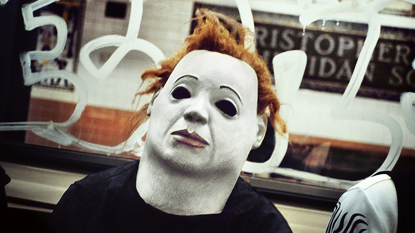 Ein Passagier einer U-Bahn ist als Michel Myers aus der Filmreihe "Halloween" verkleidet