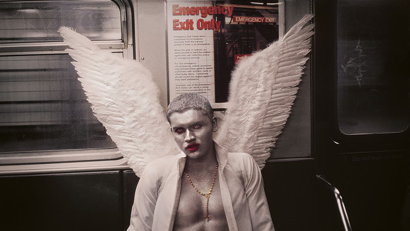 An Halloween sitzt ein verkleideter silber bemalter Engel in einer U-Bahn in New York