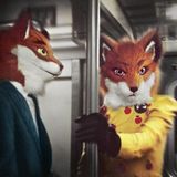 Zwei als Menschen mit Fuchsmasken stehen an Halloween in einer U-Bahn in New York