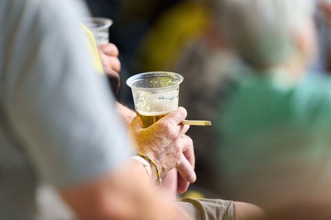Rauchverbot: Ein Mann mit Bier und Zigarette im Stadion