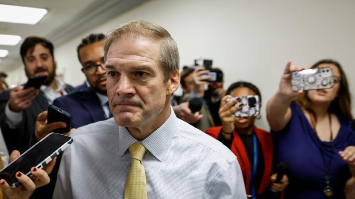 Jim Jordan wird von Reportern interviewt
