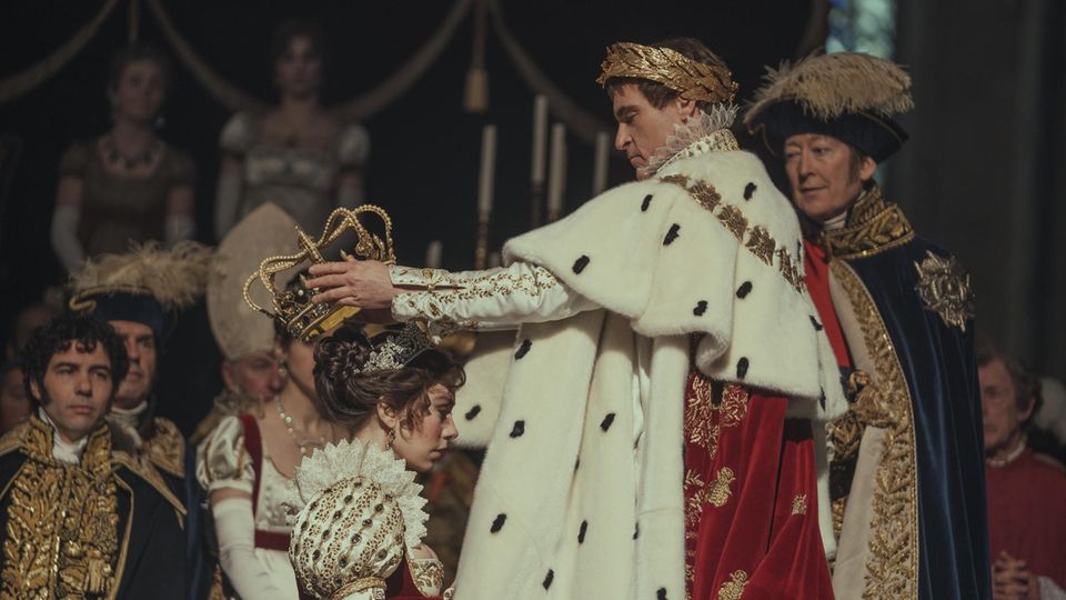 Biopic eines Herrschers: Joaquin Phoenix als Napoleon bei der Krönung zusammen mit seiner Gattin. Joaquin Phoenix als Napoleon bei der Krönung zusammen mit seiner Gattin.
