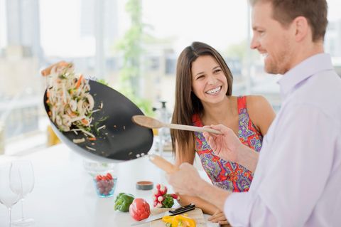 Paar kocht mit Wok