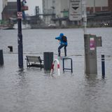 An der Flaniermeile in Flensburg war bereits am Donnerstag das Wasser der Ostsee über die Kaikante getreten