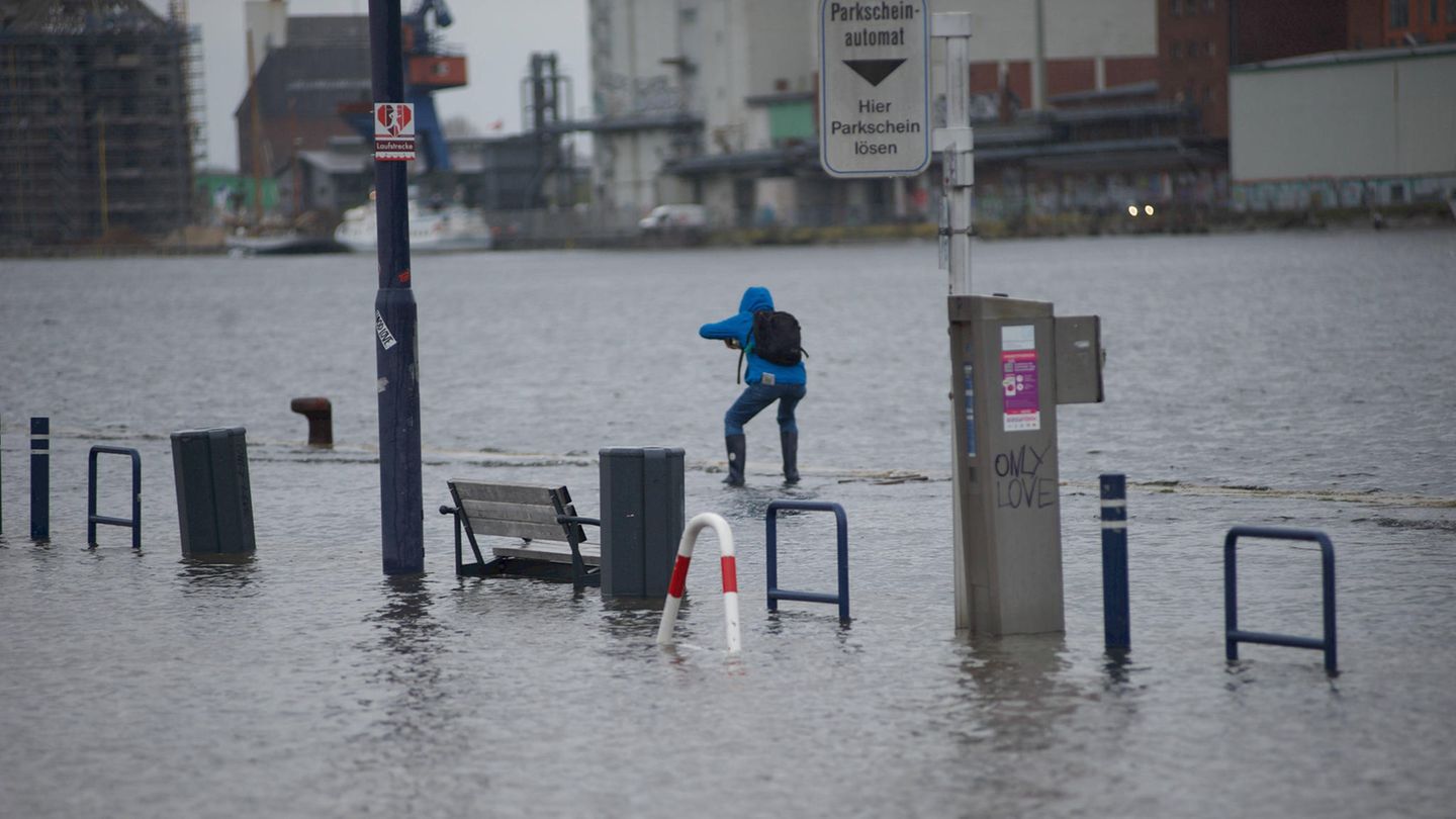 An der Flaniermeile in Flensburg war bereits am Donnerstag das Wasser der Ostsee über die Kaikante getreten