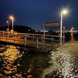 An der Promenade in Travemünde stieg das Wasser schon in der Nacht