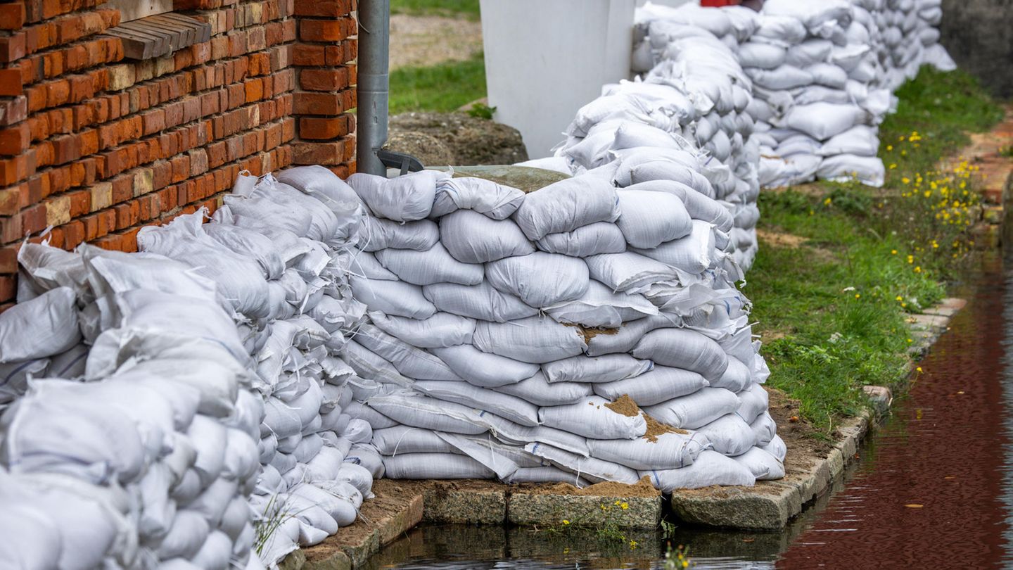 Deshalb wurden in Wismar Uferbereiche in der Nähe des Stadthafens bereits mit Sandsäcken verstärkt