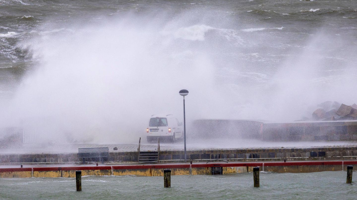 Der Sturm trifft mit Orkanstärke auf die Ostküste der Insel Rügen