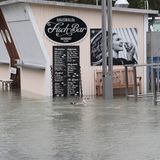 Der Niendorfer Hafen ist in Teilen überschwemmt