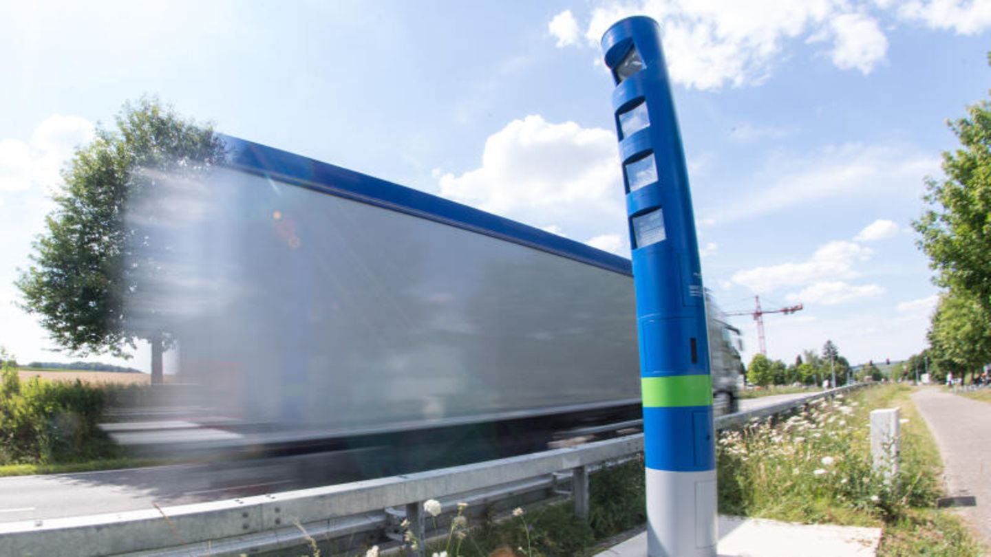 Lkw-Maut: Ein Lkw fährt an einer Mautstation vorbei