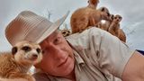 Mehr als drei Jahre lang haben die Filmemacher Jens Westphalen und Thoralf Gropitz in Namibia verbracht und die Tierwelt beobachtet. Das Ergebnis kann man sich in ihrer zweiteiligen Dokumentation "Namibias Naturwunder – Leben am Limit" (Teil 1) und "Namibias Naturwunder – Kleine Helden, große Jäger" im NDR ansehen. 