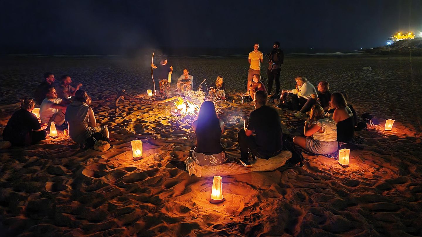 Irgendwann wurde aus dem Weltenbummler auch ein Reiseveranstalter: Gemeinsam mit seiner Freundin veranstaltet Nick Martin regelmäßig Adventure Camps für Reisehungrige. Dabei gibt es auch mal gemütliche Lagerfeuer wie hier in Taghazout, einem kleinen Dorf in Marokko