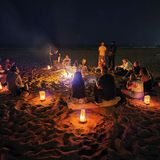 Irgendwann wurde aus dem Weltenbummler auch ein Reiseveranstalter: Gemeinsam mit seiner Freundin veranstaltet Nick Martin regelmäßig Adventure Camps für Reisehungrige. Dabei gibt es auch mal gemütliche Lagerfeuer wie hier in Taghazout, einem kleinen Dorf in Marokko