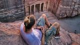 Auf dem Pferd hat Nick Martin die Al-Siq-Schluch durchquert, um diese einzigartige Aussicht auf Petra in Jordanien zu genießen