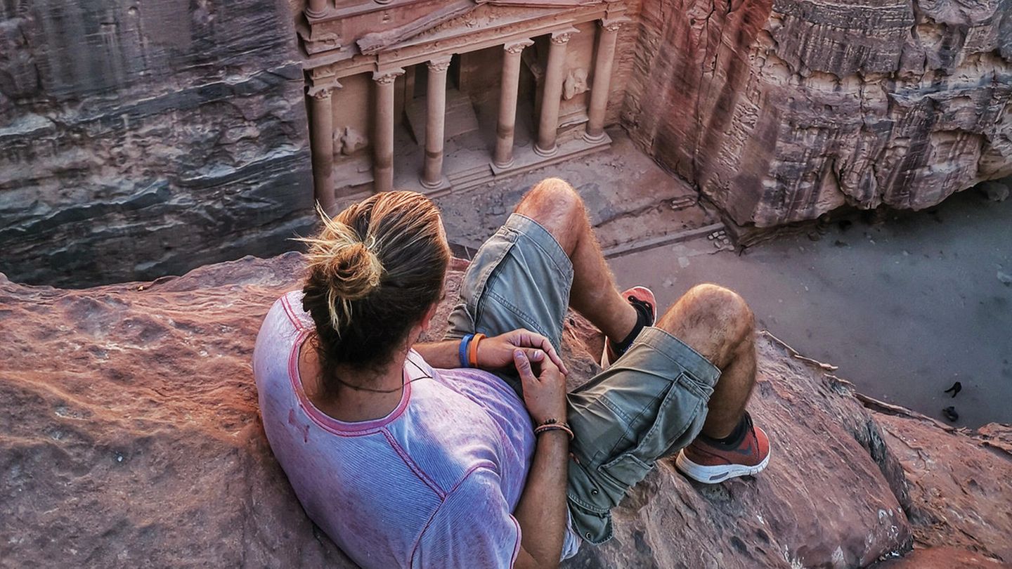 Auf dem Pferd hat Nick Martin die Al-Siq-Schluch durchquert, um diese einzigartige Aussicht auf Petra in Jordanien zu genießen