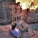 Auf dem Pferd hat Nick Martin die Al-Siq-Schluch durchquert, um diese einzigartige Aussicht auf Petra in Jordanien zu genießen