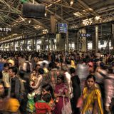 Am Queen-Victoria-Bahnhof in Indien hat der Weltreisende das bunte Treiben der vielen Menschen auf sich wirken lassen, die ihren Weg für einen Moment kreuzten