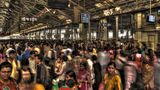 Am Queen-Victoria-Bahnhof in Indien hat der Weltreisende das bunte Treiben der vielen Menschen auf sich wirken lassen, die ihren Weg für einen Moment kreuzten