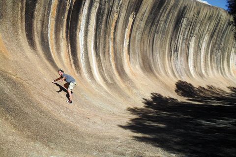Der Wave Rock in Australien ist stolze 15 Meter hoch und 110 Meter lang. Die Granit-Gesteinformation soll rund 2,7 Milliarden Jahre alt sein und gilt heute als beliebtes Ausflugsziel rund 350 Kilometer östlich von Perth