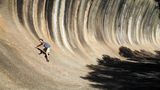 Der Wave Rock in Australien ist stolze 15 Meter hoch und 110 Meter lang. Die Granit-Gesteinformation soll rund 2,7 Milliarden Jahre alt sein und gilt heute als beliebtes Ausflugsziel rund 350 Kilometer östlich von Perth