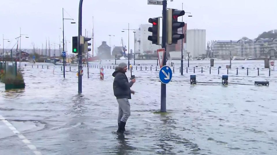Hochwasser: Historischer Höchststand wird gegen Mitternacht erwartet.