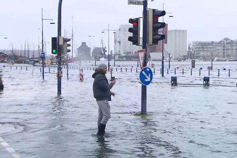 Hochwasser: Historischer Höchststand wird gegen Mitternacht erwartet.