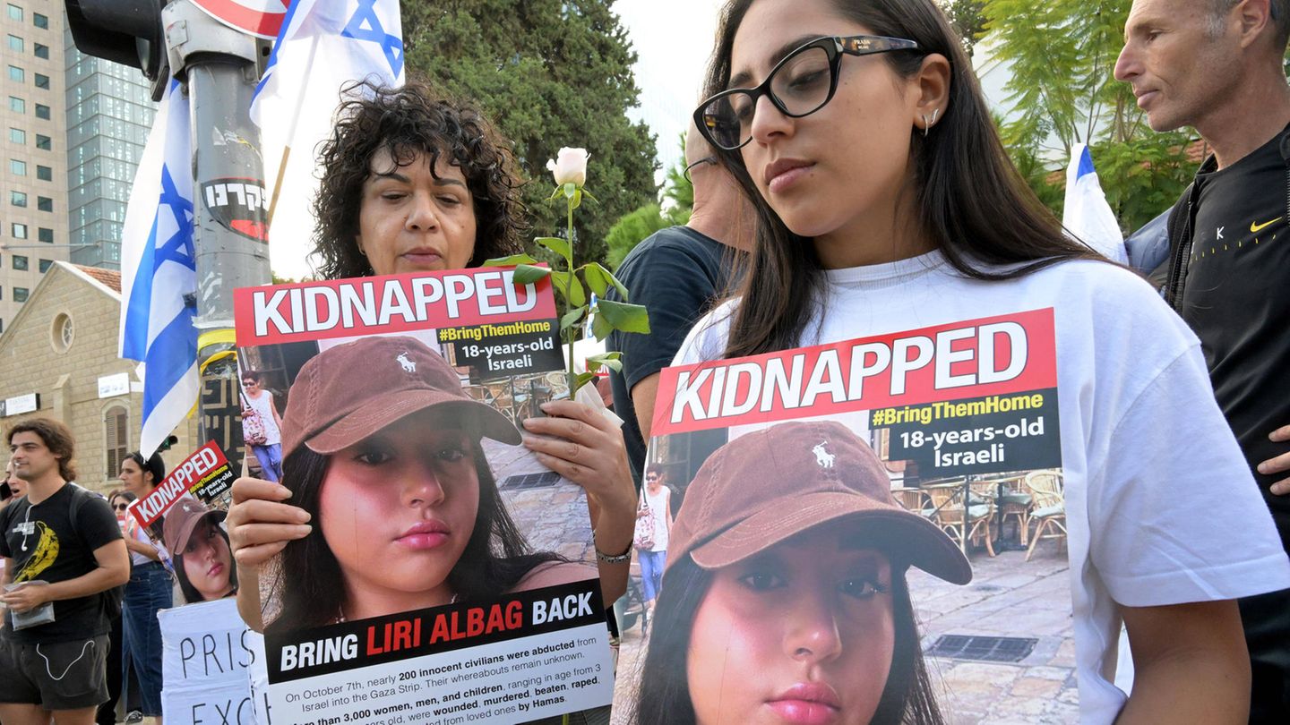 Israelis gehen seit Tagen immer wieder auf die Straßen, um für eine Freilassung der von der Hamas entführten Menschen zu protestieren