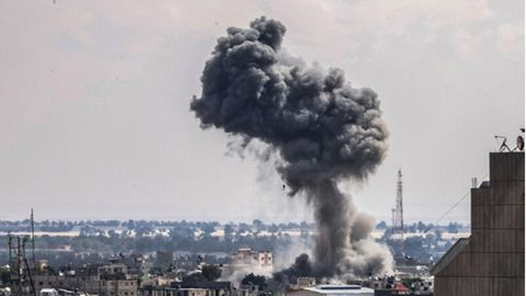 Rauch steigt nach israelischen Luftangriffen auf die Stadt Chan Junis im südlichen Gazastreifen auf