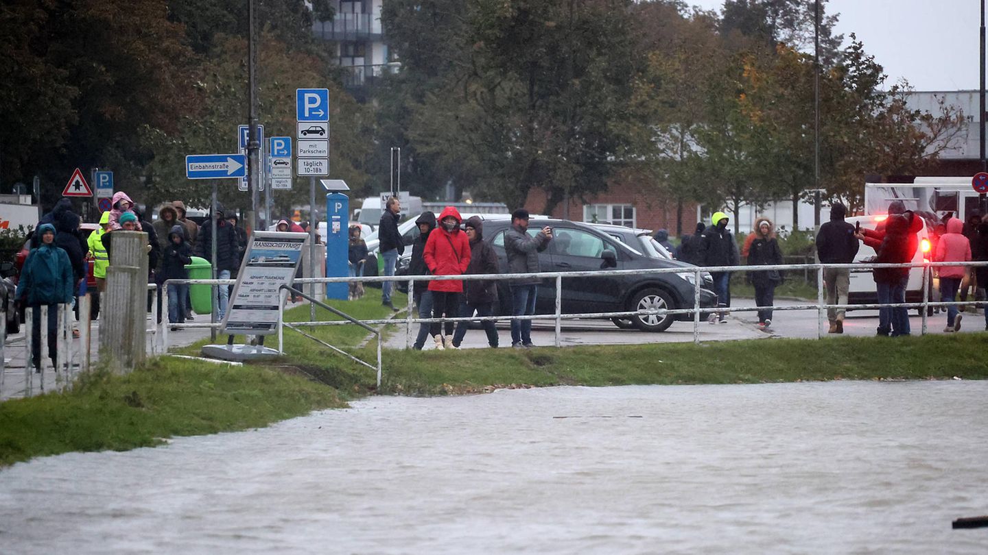 Auch Schaulustige sind gekommen, um sich das Hochwasser in Travemünde anzusehen