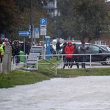 Auch Schaulustige sind gekommen, um sich das Hochwasser in Travemünde anzusehen