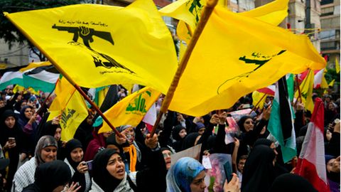 Hisbollah-Anhänger schwenken Fahnen von Hisbollah und Palästina