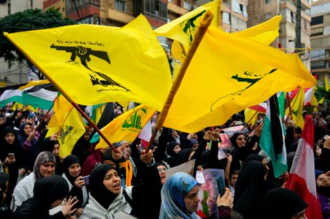 Hisbollah-Anhänger schwenken Fahnen von Hisbollah und Palästina