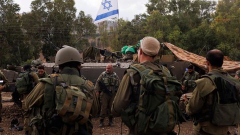 Israelische Soldaten versammeln sich an der Grenze zum Libanon, Israel