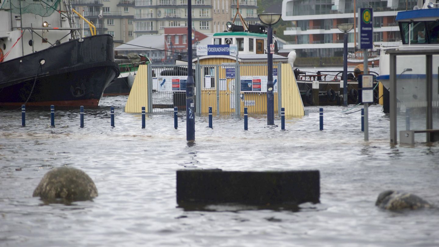 Hochwasser im Hafen Hamburg