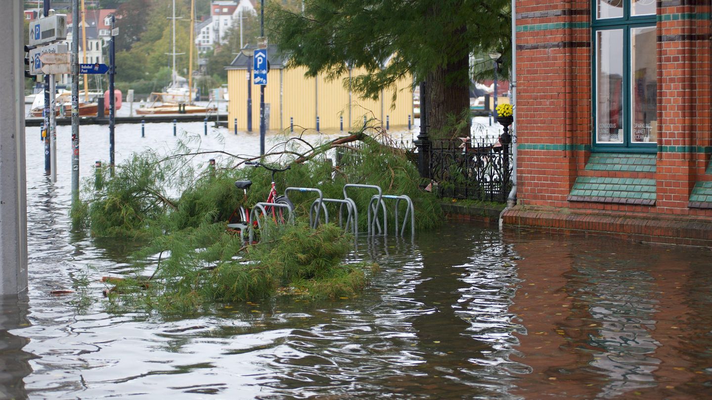 Der Willy-Brandt-Platz in Flensburg ist überschwemmt