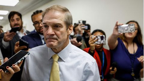 Jim Jordan läuft aus dem Repräsentantenhaus der USA hinaus, verfolgt von Reportern
