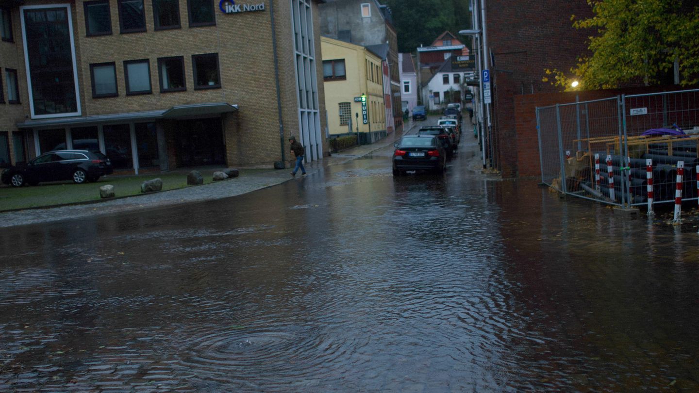 Unwetter im Norden: Sturmflut an der Ostsee: Wasserstand in Flensburg erreicht 2,22 Meter – 33-Jährige stirbt