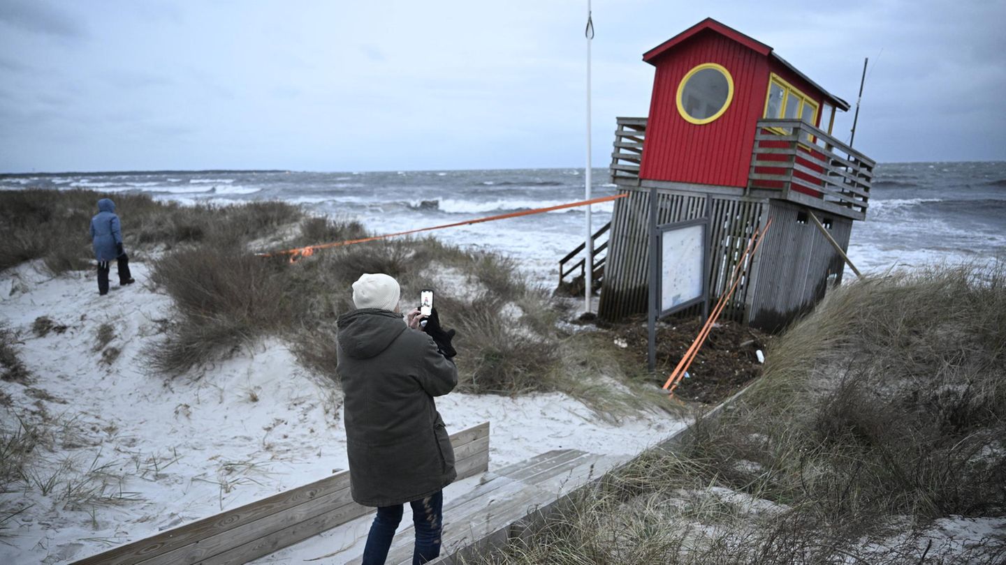 Auch Schweden traf der Sturm hart: Auf der Halbinsel Falsterbo drohte dieses Retter-Häuschen in die See zu kippen.
