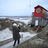 Auch Schweden traf der Sturm hart: Auf der Halbinsel Falsterbo drohte dieses Retter-Häuschen in die See zu kippen.