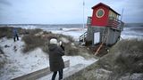 Auch Schweden traf der Sturm hart: Auf der Halbinsel Falsterbo drohte dieses Retter-Häuschen in die See zu kippen.