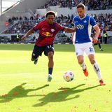 SV Darmstadt – RB Leipzig 1:3  Mit einem Blitztor, aber auch viel Mühe hat RB Leipzig die Pflichtaufgabe beim SV Darmstadt 98 erledigt. Die Mannschaft von Trainer Marco Rose gewann mit 3:1 (2:1) beim Aufsteiger aus Südhessen. Vor 17.810 Zuschauern im ausverkauften Stadion am Böllenfalltor erzielte Lois Openda nach nur 44 Sekunden die Führung - es war das früheste Tor in dieser Bundesliga-Saison. Emil Forsberg (24. Minute) und erneut Openda (75.) mit seinem sechsten Tor in dieser Spielzeit trafen zudem für die Gäste. Tobias Kempe (32.) verwandelte zwischendurch einen Elfmeter für die Lilien bei deren respektablem Auftritt.  