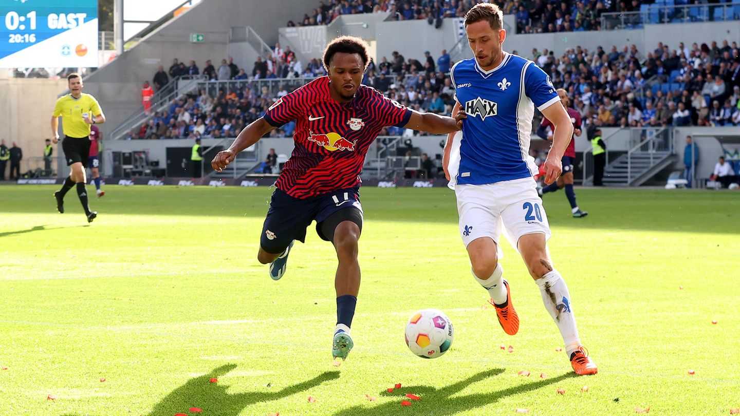 SV Darmstadt – RB Leipzig 1:3  Mit einem Blitztor, aber auch viel Mühe hat RB Leipzig die Pflichtaufgabe beim SV Darmstadt 98 erledigt. Die Mannschaft von Trainer Marco Rose gewann mit 3:1 (2:1) beim Aufsteiger aus Südhessen. Vor 17.810 Zuschauern im ausverkauften Stadion am Böllenfalltor erzielte Lois Openda nach nur 44 Sekunden die Führung - es war das früheste Tor in dieser Bundesliga-Saison. Emil Forsberg (24. Minute) und erneut Openda (75.) mit seinem sechsten Tor in dieser Spielzeit trafen zudem für die Gäste. Tobias Kempe (32.) verwandelte zwischendurch einen Elfmeter für die Lilien bei deren respektablem Auftritt.  