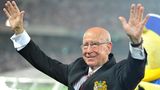 Sir Bobby Charlton, 2013, hebt im Stadion die Hände und winkt den Zuschauern zu