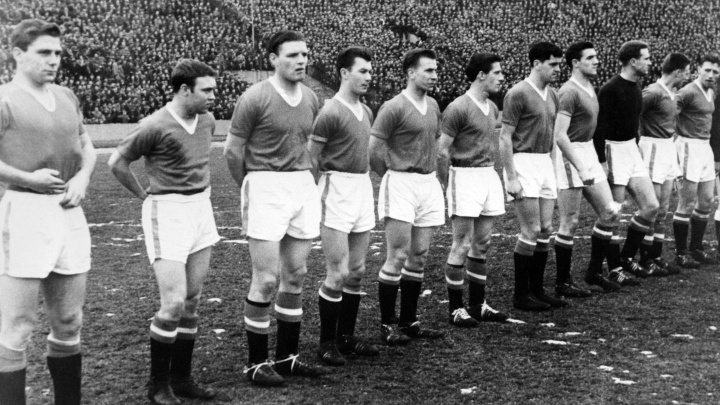 Februar 1958: Bobby Charlton mit Manchester United spielt gegen Belgrad