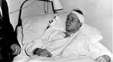 1958: Bobby Charlton liegt in einem Krankenhausbett