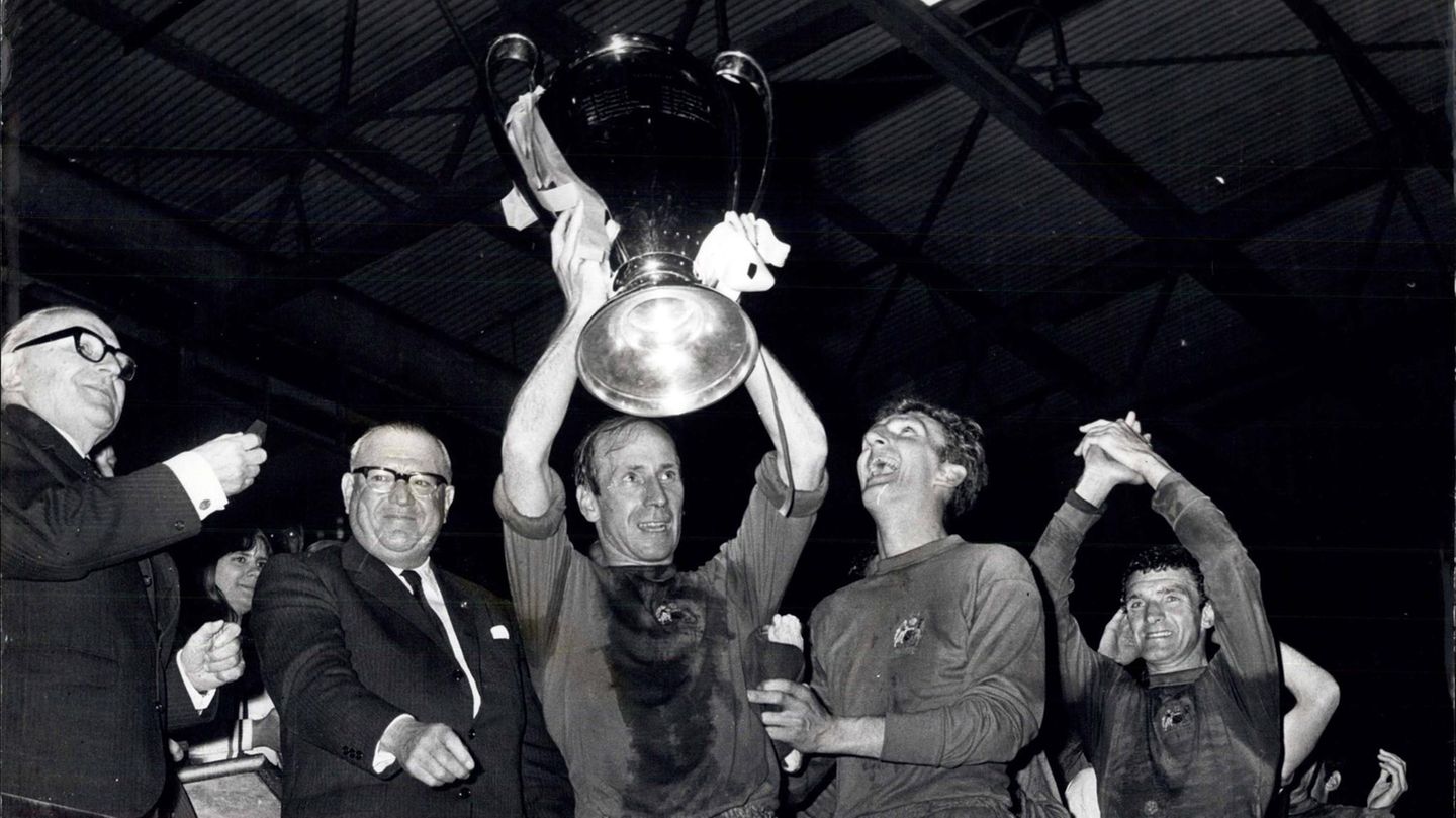 Nach dem Europapokal-Sieg mit Manchester United hielt Bobby Charlton stolz den Pokal in die Höhe